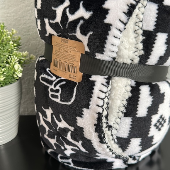 NWT Victoria’s Secret PINK Sherpa Blanket - Picture 2 of 4